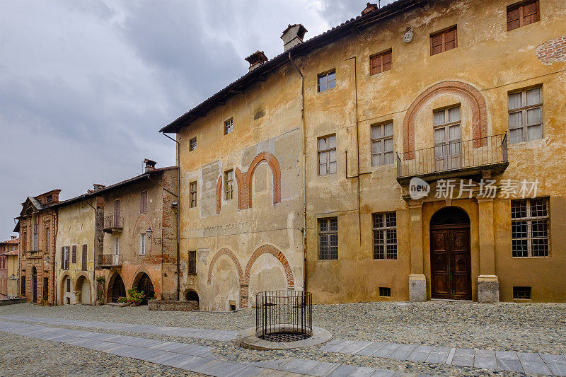 Saluzzo (Salita al Castello street)老城的古老建筑。意大利皮埃蒙特地区